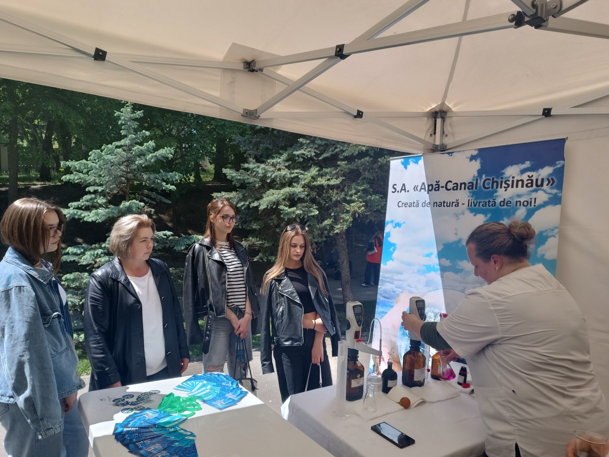 Zeci de vizitatori au explorat standul S.A. „Apă-Canal Chișinău” în cea de-a doua zi a evenimentului ,,Festivalul Familiei"